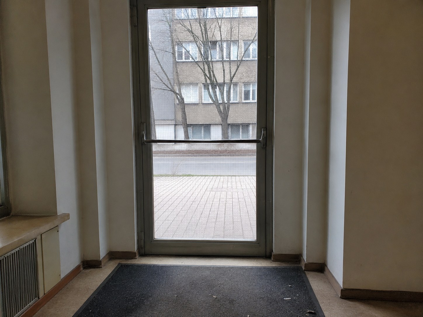 Drošības plēve veikala vitrīnas stiklam