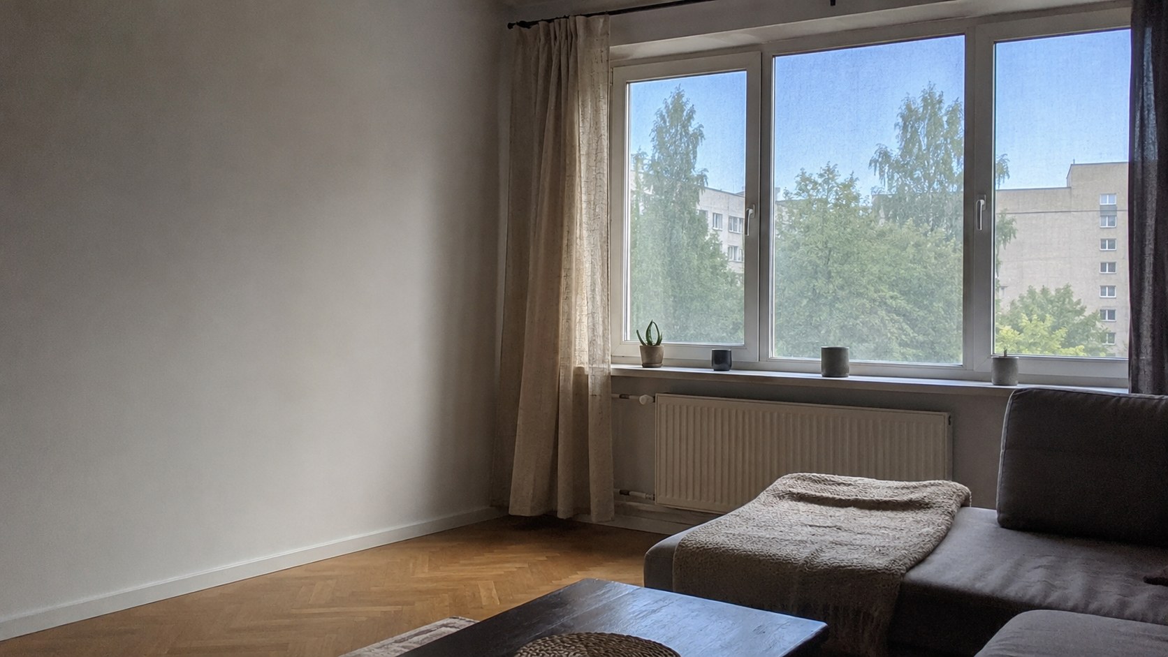 Uzlīmēta saules aizsargplēve dzīvojamās istabas logiem Rīgā