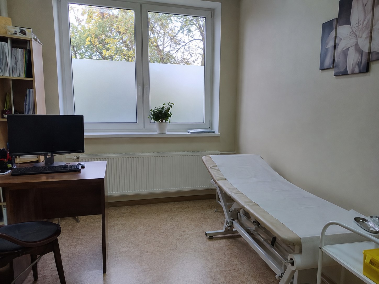 Matēta plēve uz klīnikas pieņemšanas kabineta loga, telpa paliek gaiša