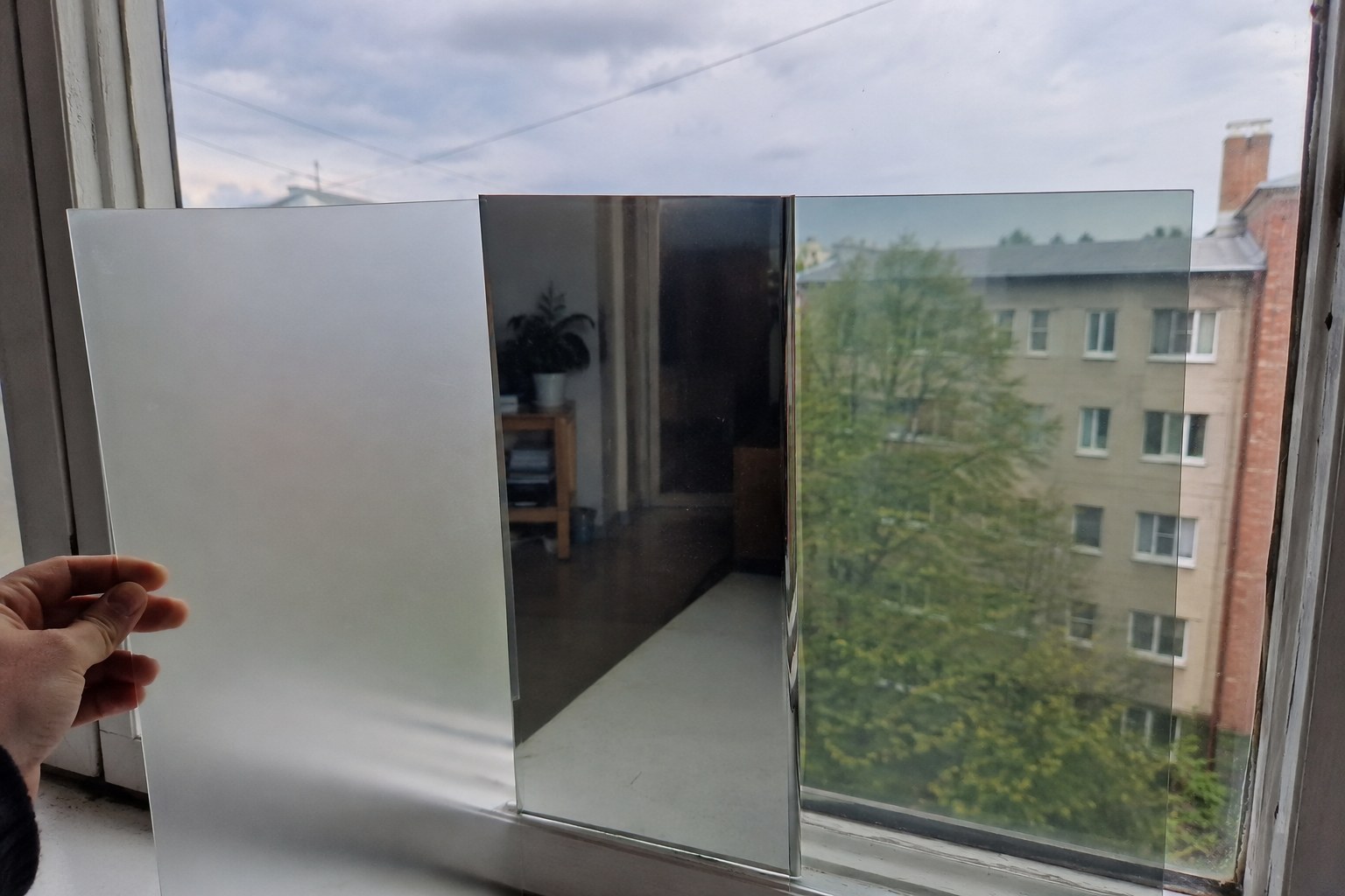 Dažādu logu plēvju paraugi uz stikla: matēta, spoguļ- un saules aizsargplēve