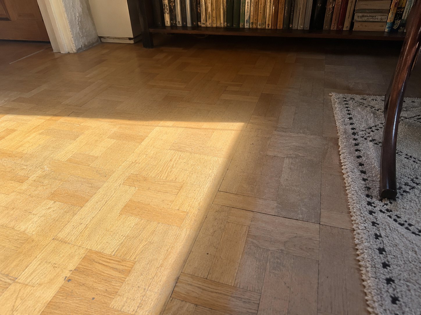 UV aizsardzības plēve veikala vitrīnai ar precēm